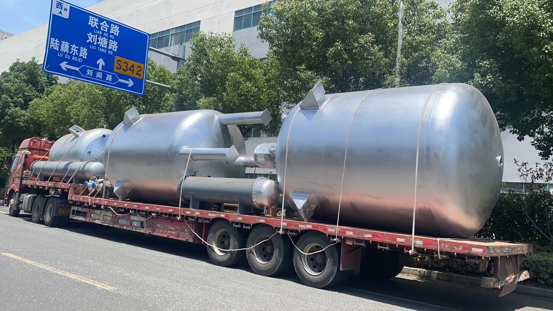 紧锣密鼓、保质提效，化工成套配套双酚S项目设备连夜发货