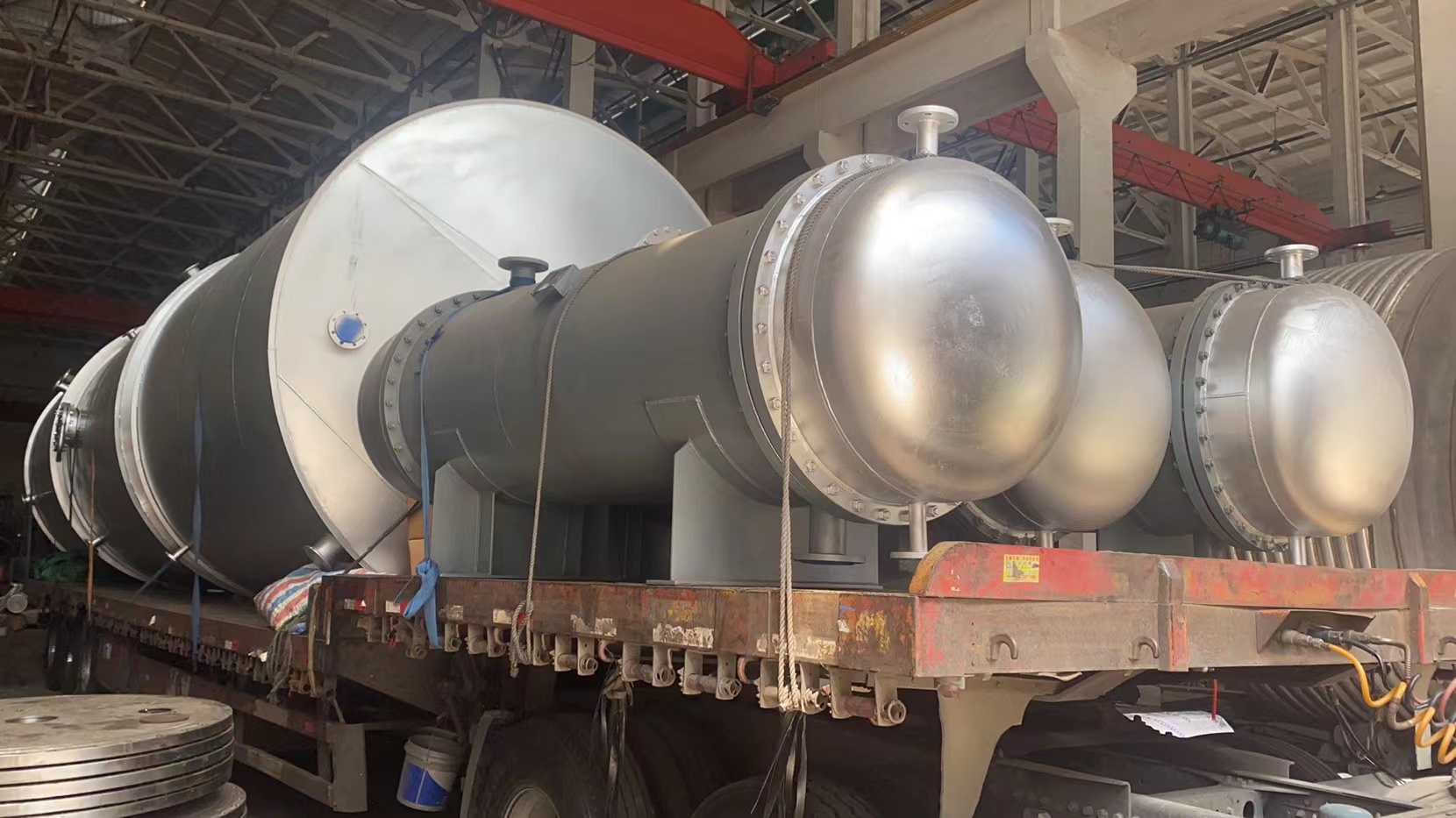 储罐、冷凝器等一批设备发往辽宁客户